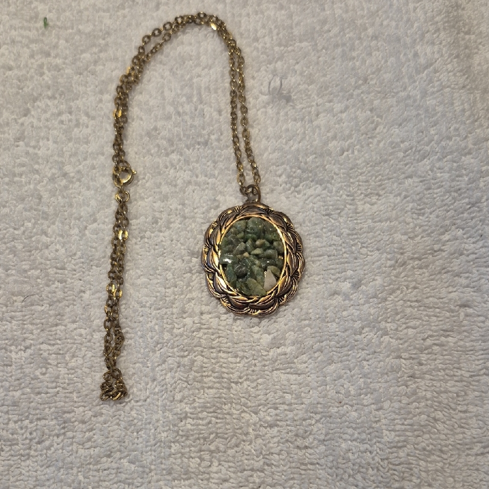 Elegant Gold and Green Pendant Necklace